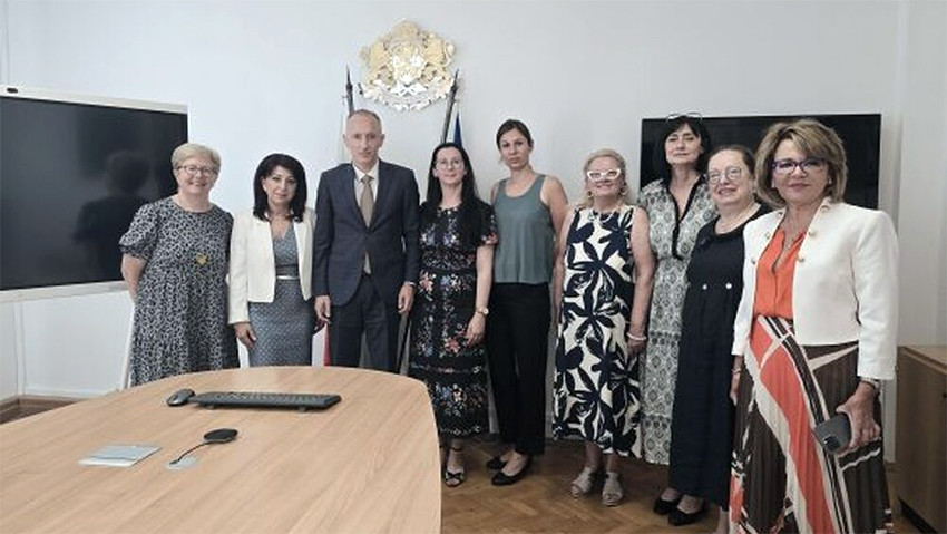 The new Governing Board of the Association of Bulgarian Schools Abroad meets with Minister of Education Krasimir Valchev.