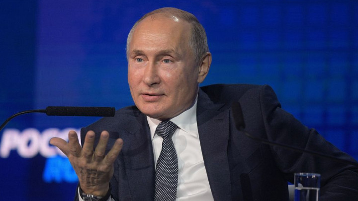 Владимир Путин говори на икономическия форум в Москва, на който обвини Петро Порошенко за военния сблъсък в Керченския пролив.