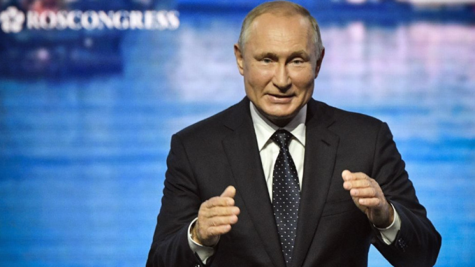 Владимир Путин говори на пленарната сесия на Източния икономически форум в град Владивосток.