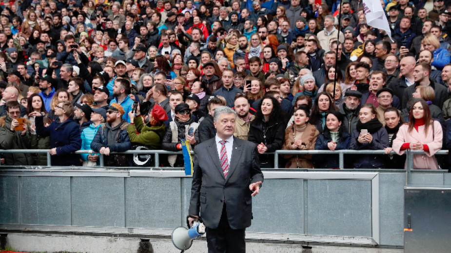 Украинският президент Петро Порошенко в неделя на стадион „Олимпийски“ в Киев.