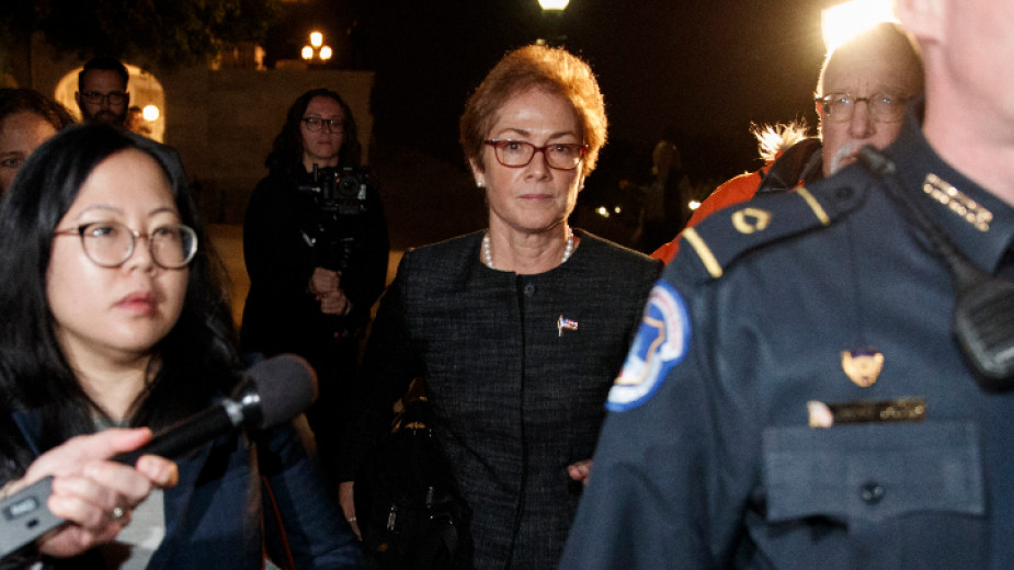 Мари Йованович (в средата) пристига в Конгреса на САЩ за изслушването