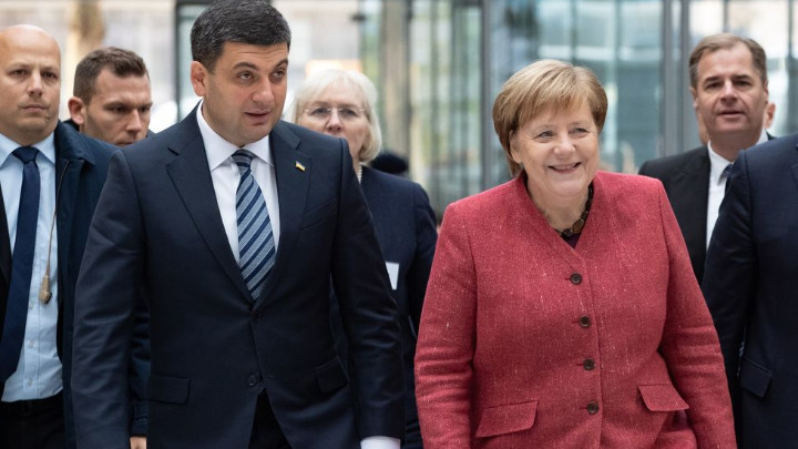 Германският канцлер Ангела Меркел и украинският премиер Володимир Гройсман пристигат за двустранен бизнес форум в Берлин.