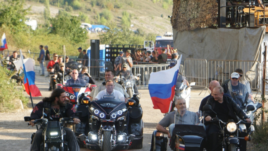 Владимир Путин, облечен в кожени дрехи, пристигна на феста с мотор, като почетен гост на „Нощните вълци“