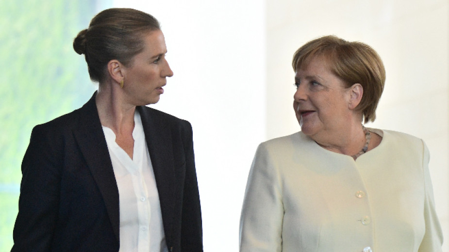 Ангела Меркел (вдясно) по време на срещата си с министър-председателката на Дания Мете Фредериксен