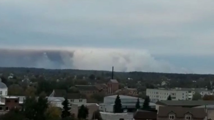 Кадър от видеозапис на украинското министерство на извънредните ситуации показва изглед към пожара от град Ичня.