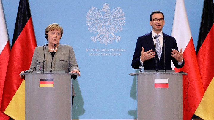 Германският канцлер Ангела Меркел с полския премиер Матеуш Моравецки по време на съвместната им пресконференция.