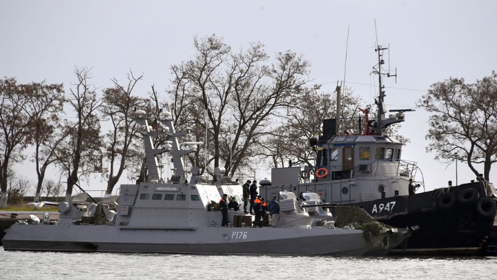 Украински боен кораб и влекач на пристанището в Керч, полуостров Крим, след като бяха заловени от руските гранични сили и ескортирани до там.