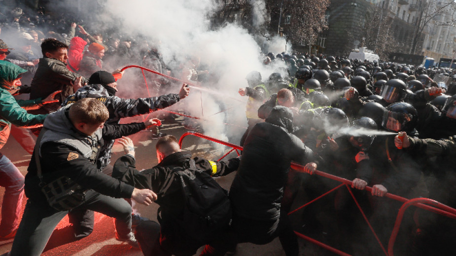 Сблъсъци между националисти и силите на реда в Киев.