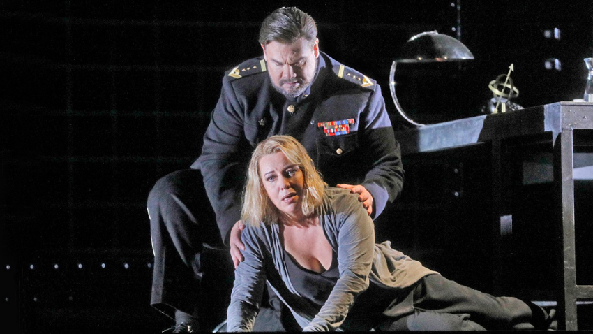 Нина Стемме (Изолда) и Стюарт Скелтън (Тристан). Снимка: Ken Howard / Metropolitan Opera