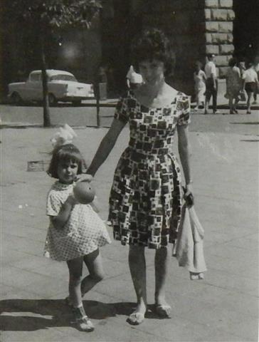 Ваня с мама, някъде в средата на 60-те, Снимка: Ваня Минева, личен архив