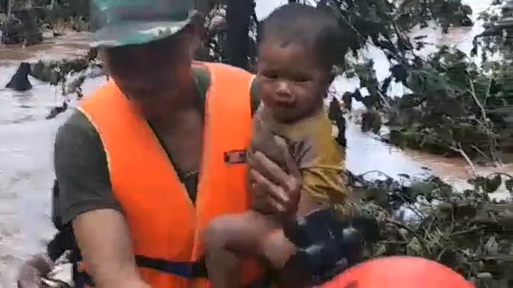 Бебе беше спасено от придошлите води след срутването на язовирна