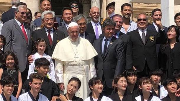 Папа Франциск благослови спорта таекуондо на официална аудиенция Негово Светейшество