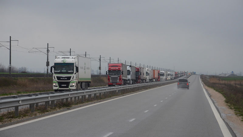 Тежкотоварният трафик по българските пътища трябва да бъде разреден за