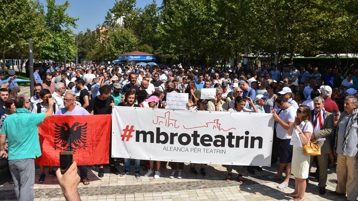 Албански актьори и активисти протестираха с искане правителството да спре