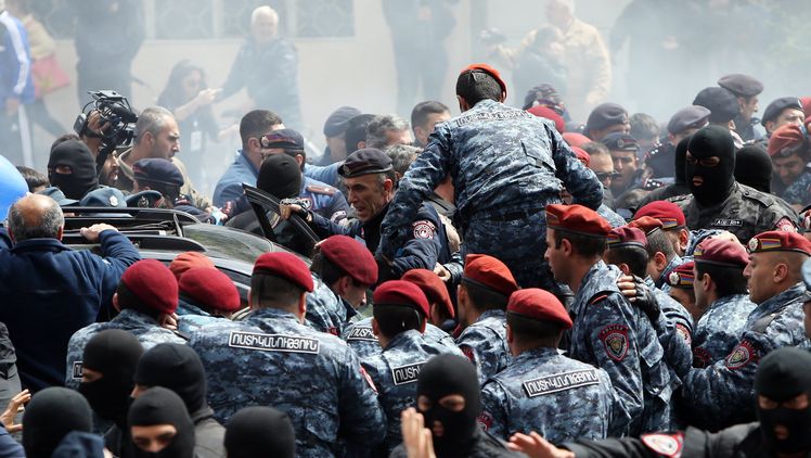 Войници от арменската армия са се присъединили към протестите срещу