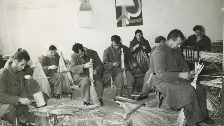 Трудова терапия, Ловеч, 1966. Мъже и жени фабрикуват метли.