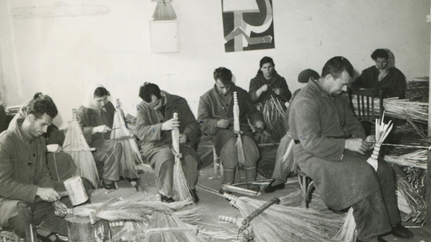 Thérapie par le travail. Des hommes et des femmes fabriquent des balais. Lovech 1966