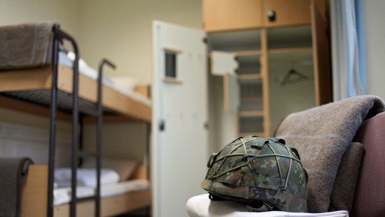 Германската армия започва серийно производство на униформи за бременни жени