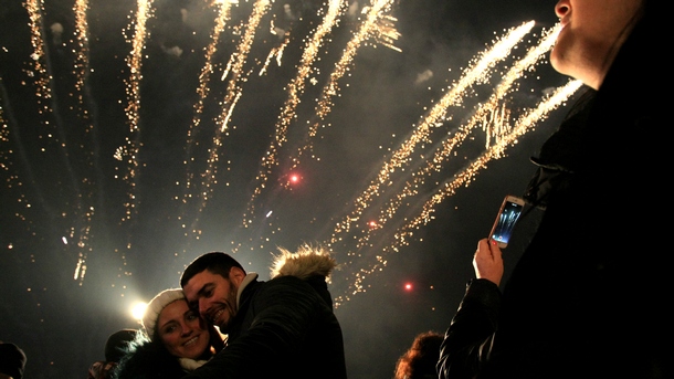 Новогодишният спектакъл Сцена под звездите събра хиляди българи на площад