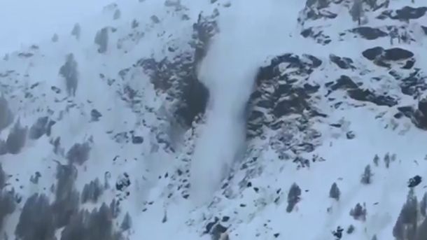 10 планинари бяха отнесени в неделя от лавина в швейцарския
