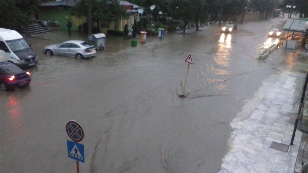 Пороен дъжд се изля над Хасково в късния следобед Количеството