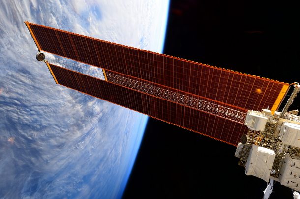 Учени откриха по повърхността на руския сегмент на Международната космическа