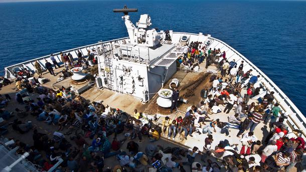 Спасителният кораб Акуериъс със 141 нелегални имигранти на борда акостира