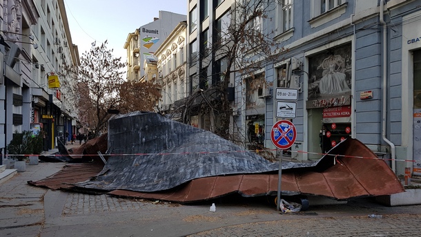 Покрив на стара сграда се срути на столичната улица Пиротска  