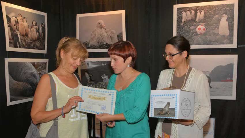 Иглика Трифонова (в центре) вручает дарительские грамоты людям, ставшим дарителями музея.
