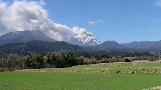 Японският вулкан Шинмое на южния остров Кюшу сниман във филм