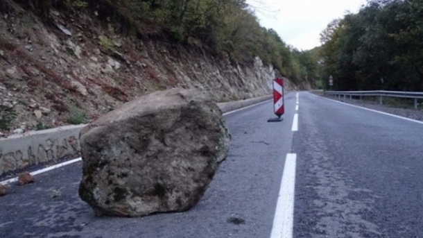 Огромни скални късове са се срутили на главния път София