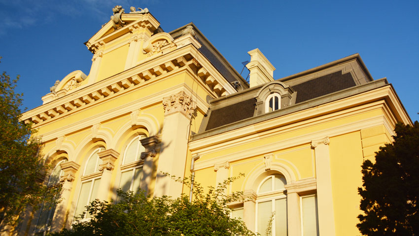 “Prens I. Aleksandır meydanında Saray’ın zarif batı kanadı, 1879-83, mimar Viktor Rumpelmayer.