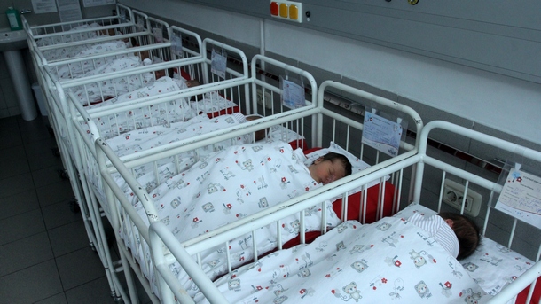 Майки приспиват бебетата си с включени сешоари в креватчета и