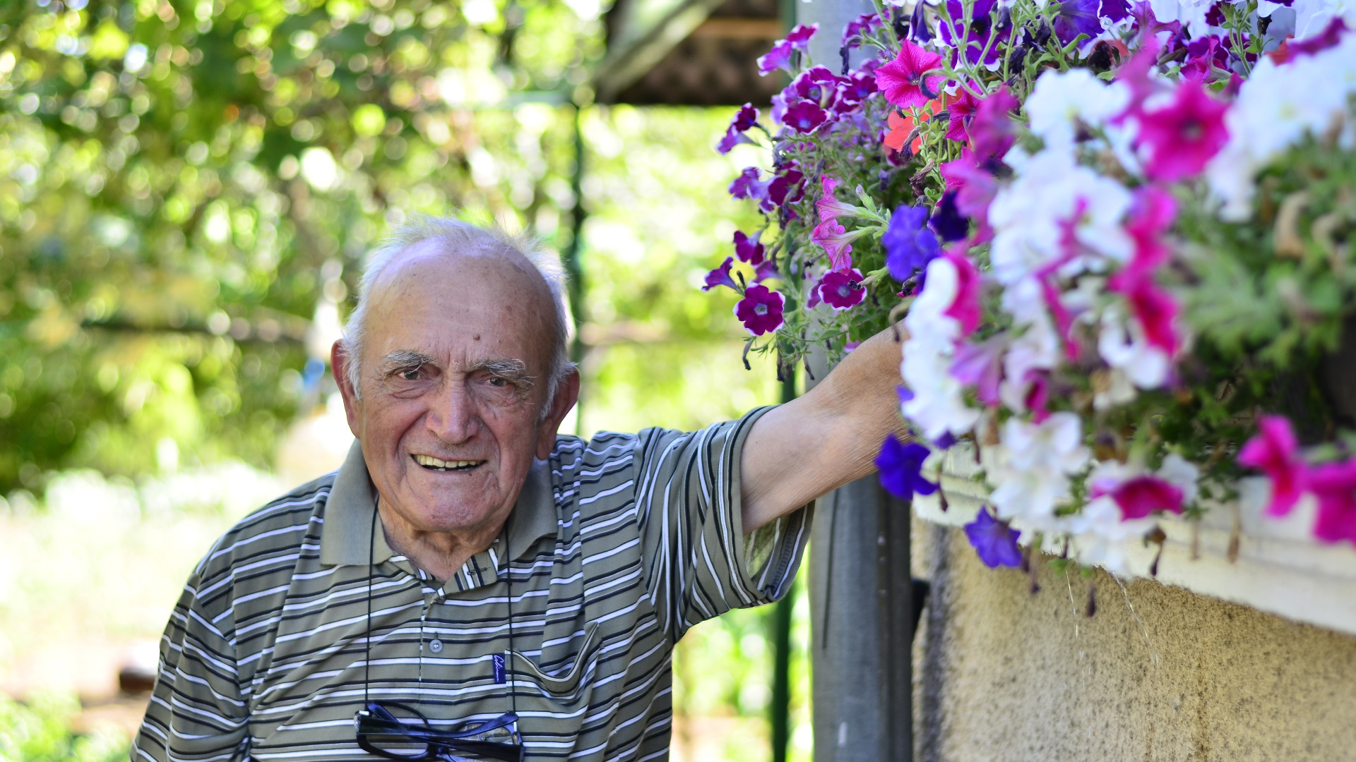 89-годишен българин стана популярен в най-известния интернет сайт за видеосподеляне