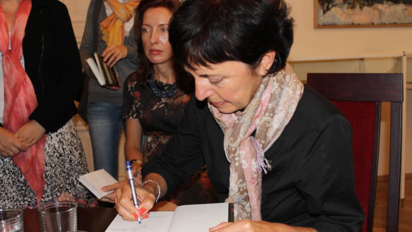 Теодора Димова дает автографы на творческой встрече в Доме-музее Марины Цветаевой в Москве