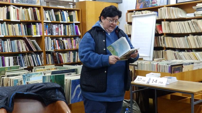 Ели Лозанова, по време на срещата с Николай Фенерски, Снимка: Регионална библиотека Монтана