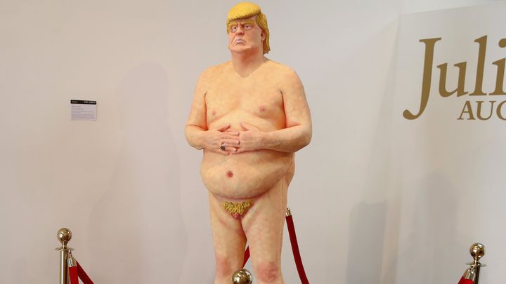 Статуя изобразяваща президента на САЩ Доналд Тръмп по адамово облекло