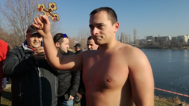 61 смелчаци участваха тази година в София в Богоявленския ритуал