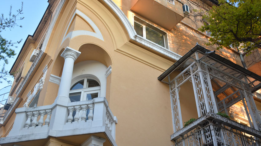 Красивые балконы в стиле сецессион, здание находится на ул. Шипка №3, 1911 г., арх. Никола Юруков