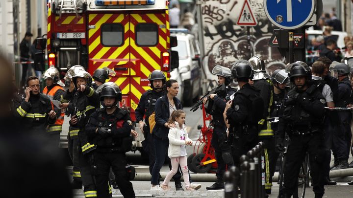 Десетки полицаи се стекоха в центъра на Париж днес следобед