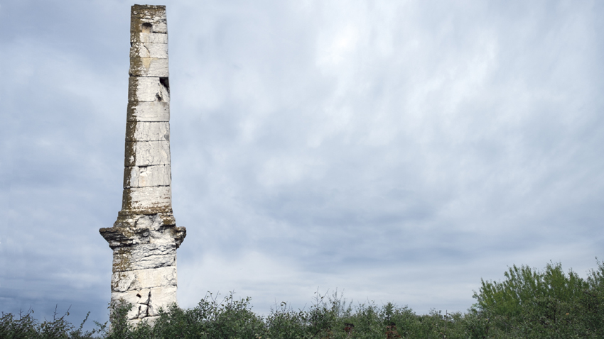Единственный римский обелиск в Болгарии находится в кукурзном поле близ Павликени