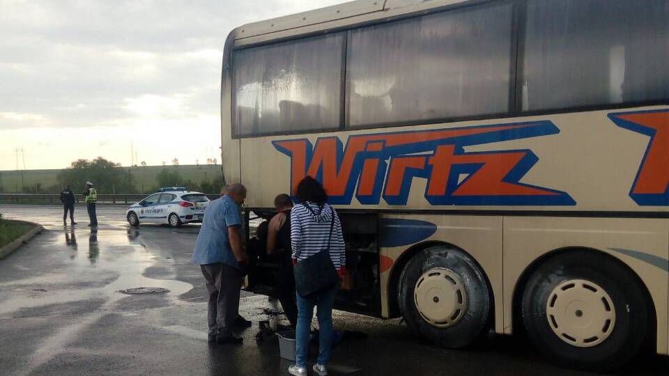 Туристически автобус се е запалил на изхода на София към