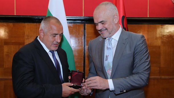 Албанският премиер Еди Рама удостои с медал на признателността българския
