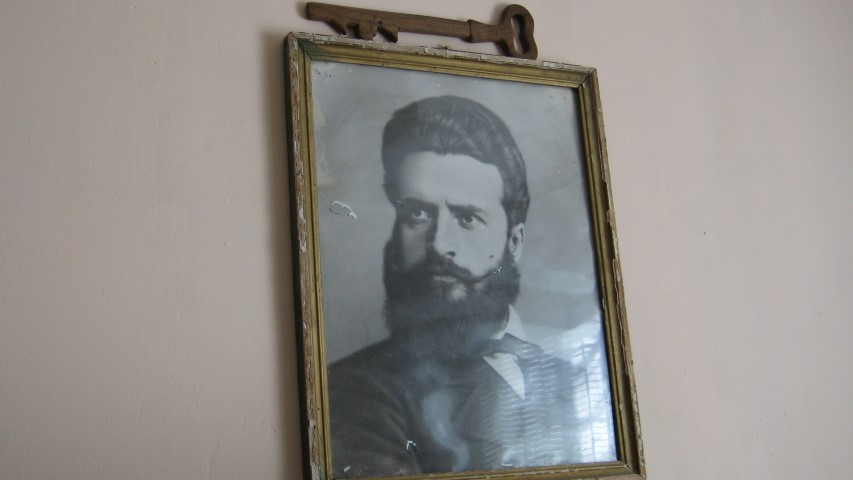 Портретът на Ботев и символичният ключ на селото, изработен от местен дърводелец