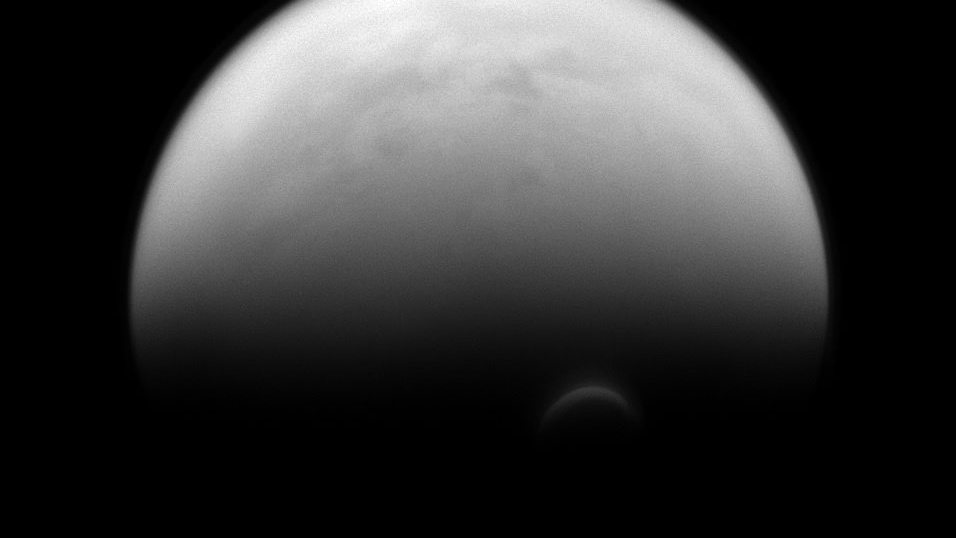 Специалисти от НАСА установиха че атмосферата на сатурновата луна Титан