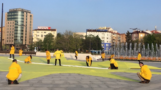 Голямо пано във формата на слънце разпънаха активисти на Грийнпийс