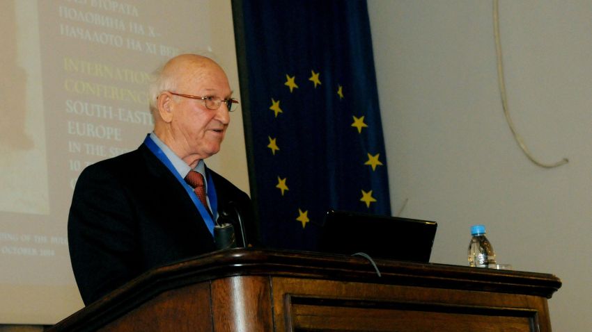 Академик Васил Гюзелев е тазгодишният носител на международната Евтимиева награда