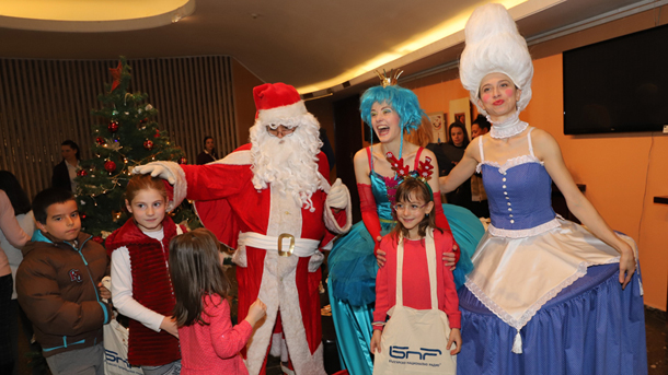 Дядо Коледа се срещна с децата на БНР в Сатиричния