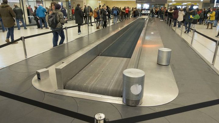 Пътничка прибираща багажа си на летище в Москва загуби равновесие