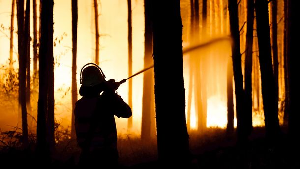 Стотици пожарникари и войници продължават борбата с огромен горски пожар